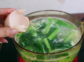 鸡蛋打入汤内，并拌均成鸡蛋花；