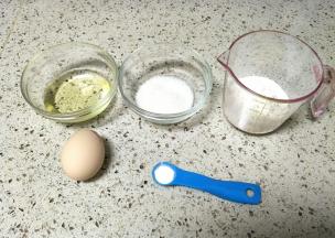 准备好材料，泡打粉用量勺，电子秤称1克不准的，动作快的可以提前预热烤箱了