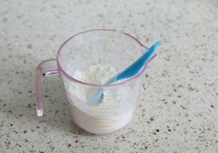 泡打粉、盐和低筋面粉混合，添加一丢丢盐可以中和甜度