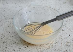 鸡蛋加入白糖搅拌均匀，不需要打发，搅拌至白糖化开即可