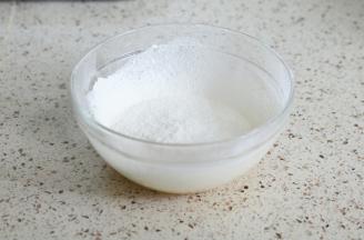 筛入低筋面粉，搅拌至无颗粒