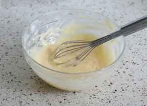 加入玉米油搅拌顺滑