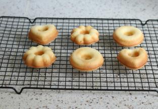 放入烤箱中层170度烤15-20分钟，脱模至冷却架放凉