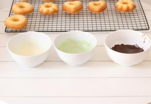 各种颜色的巧克力币隔温水融化