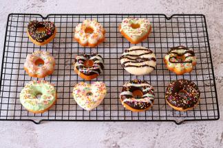 甜甜圈一面蘸上巧克力，再DIY装饰即可