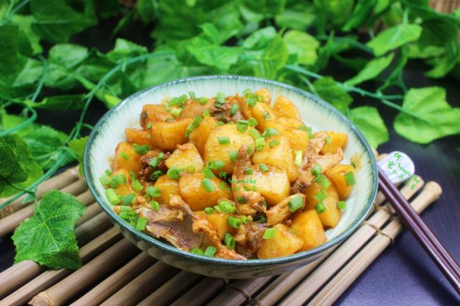 土豆炖鸡骨