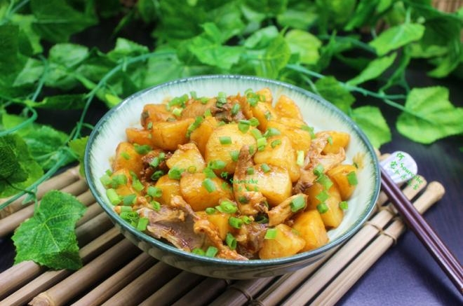 土豆炖鸡骨