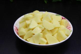 土豆切块，用清水浸泡3分钟，捞出；(土豆浸泡可以清洗淀粉，炒的时候不粘锅)