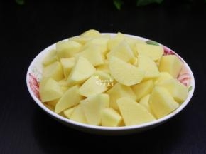 土豆切块，用清水浸泡3分钟，捞出；(土豆浸泡可以清洗淀粉，炒的时候不粘锅)