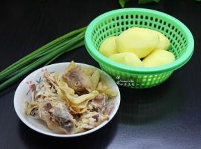 土豆去皮洗净、鸡骨、香葱等也准备好；