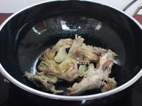 热锅，倒油，放入鸡皮、鸡骨，煸香，让鸡皮的油也炒出来；