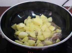 把土豆加入，翻炒，至微微的焦黄；