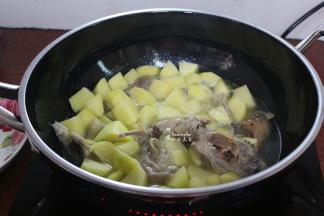 加入适量的清水、鸡粉，水浸没土豆即可；