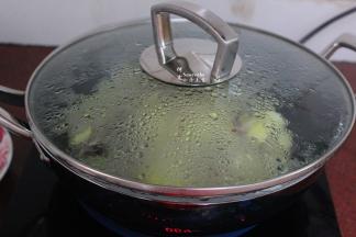 盖上锅盖，大火煮沸之后转中火，至水干；