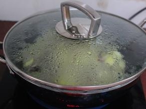 盖上锅盖，大火煮沸之后转中火，至水干；