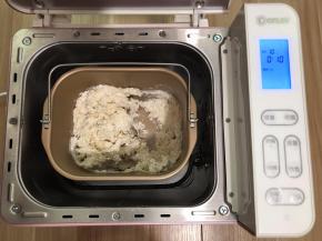 除红曲粉之外所有的材料混合均匀，放进面包机揉成光滑的面团。馒头要想蒸出来有光滑的表面，口感好，面团一定要揉到位。