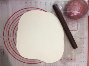 将两个面团分别擀成1mm的薄面，保证两块面团长宽差不多一致，厚薄均匀