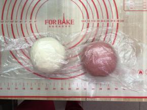 揉好的面团用保鲜袋盖住，松弛20分钟，一定要松弛到位，才可以进行下一步的操作。