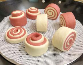 蒸锅接上水，切好的馒头依次码在蒸格上，盖上盖子发酵至两倍大。我的发酵了差不多40分钟。