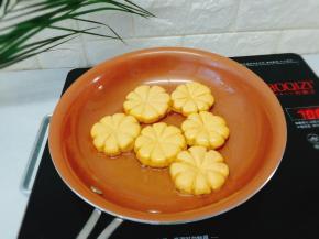 依次放入饼胚，两面煎至金黄熟透即可，可以用铲子轻轻压下