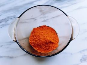 将烤肉料称好倒入碗里，味游中奖的烤肉料。(^_^)