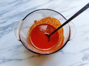 加入纯净水，用筷子搅拌均匀，成糊状就可以，不要加太多的水呦~