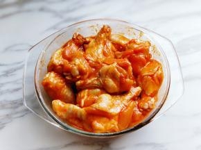 （戴上一次性手套）抓拌均匀，盖上盖子放入冰箱腌制2小时以上。