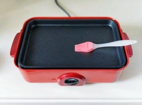 刷上少许食用油。