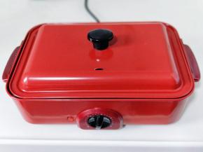 盖上美食锅盖子，继续低温焖烤10分钟样子，如果你也使用的是美食锅，那么切记这个步骤需要低温档慢烤鸡翅根，避免外焦里生的现象发生。

约10分钟后打开美食锅盖子，刷上一层薄薄的蜂蜜，再把鸡翅根翻个面，在刷上蜂蜜，继续低温烤10分钟。（不喜欢蜂蜜的可以不刷哈）