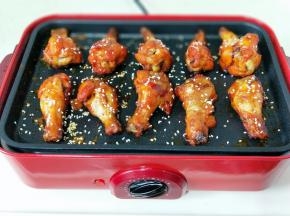 打开美食锅盖子汤汁已经干了哈！撒上熟白芝麻，将美食锅调到中火烤3分钟即可出锅。