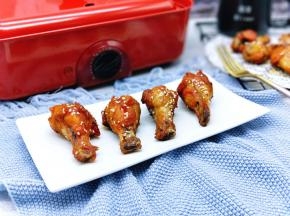 儿子闻着香味走到厨房来，等不及了，不顾烫先拿了一个吃，这回满足了！