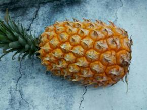 菠萝这次我只用了一个，家里人多，吃起来快的可以做2个