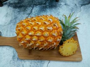 菠萝清洗一下，切去菠萝的首尾两端，这样待会就不用削皮
