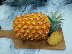 菠萝清洗一下，切去菠萝的首尾两端，这样待会就不用削皮
