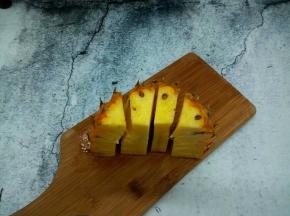 菠萝对半切开，半个菠萝再分成4份，喜欢大的也可以切3份