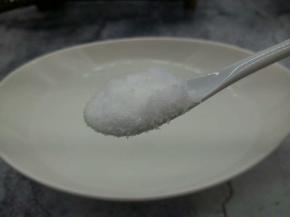 准备一个大碗，加一勺盐，用筷子把盐搅拌融化