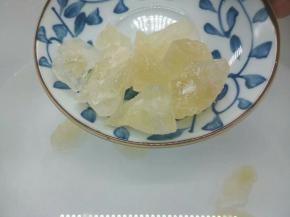 准备一个干净的锅，加适量的清水，加入冰糖，我选的是土冰糖，家里没有准备的就用白糖代替，口感肯定是冰糖的好，开大火把水烧开