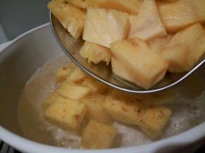 水开加入菠萝煮开，煮的时间可以根据自己对菠萝口感要求来煮，喜欢吃软一点的