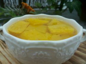 清爽香甜的菠萝罐头就做好了，趁热喝了一点汤，味道不错，冰箱冷藏口感更佳，装菠萝的瓶子一定要无水无油的，不然容易变质，夏天到了可以一次多做一点，冰箱冷藏可以保存10天左右，走亲访友，带上自己做的菠萝罐头也是不错的，毕竟都是零添加剂的，安全、吃着也放心不是。