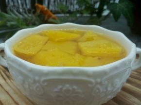 清爽香甜的菠萝罐头就做好了，趁热喝了一点汤，味道不错，冰箱冷藏口感更佳，装菠萝的瓶子一定要无水无油的，不然容易变质，夏天到了可以一次多做一点，冰箱冷藏可以保存10天左右，走亲访友，带上自己做的菠萝罐头也是不错的，毕竟都是零添加剂的，安全、吃着也放心不是。