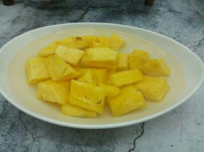 加入菠萝浸泡10分钟，菠萝中的蛋白酶对口腔黏膜都有刺激，而盐水能够抑制菠萝酶的活力，破坏这种生物酶，为了放心地食用菠萝，应该将菠萝切成薄片后用淡盐水浸泡10分钟，这样不仅能防止过敏发生，而且能使菠萝的口感更加香甜