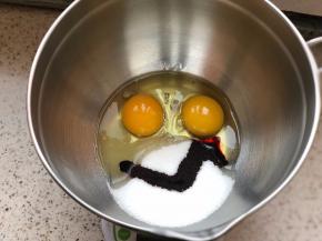 两个鸡蛋放入细砂糖和红丝绒液搅匀