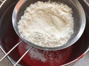 把低筋面粉和泡打粉混合搅匀