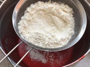 把低筋面粉和泡打粉混合搅匀