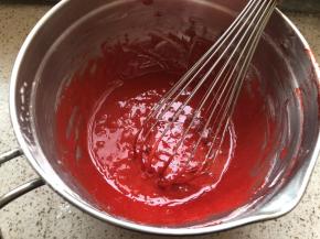 筛入鸡蛋液中搅匀