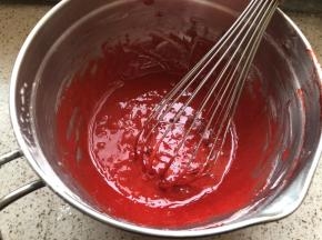筛入鸡蛋液中搅匀