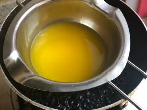 黄油隔水融化稍微晾凉，不要太烫