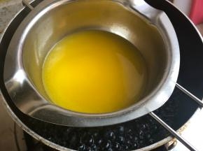 黄油隔水融化稍微晾凉，不要太烫