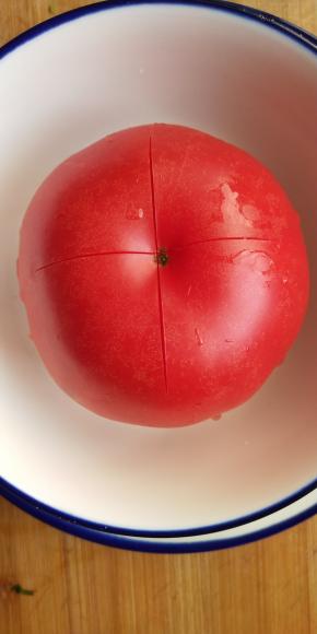 西红柿洗净顶上切十字