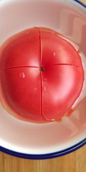 开水浇下浸泡半分钟然后去皮